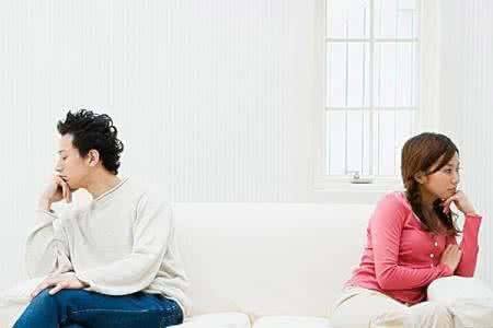 一个男人没放下前妻的表现是什么