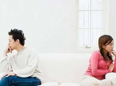 一个男人没放下前妻的表现是什么